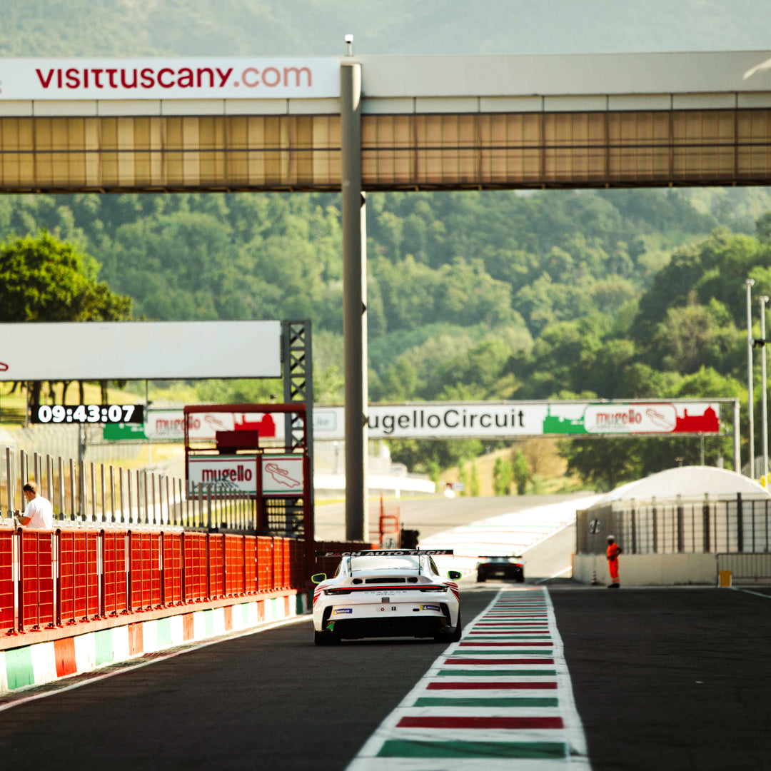 Fach-Auto Porsche 992 GT3 Cup in der Boxengasse des Mugello Circuit in der Toskana mit einem atemberaubenden Hintergrund.