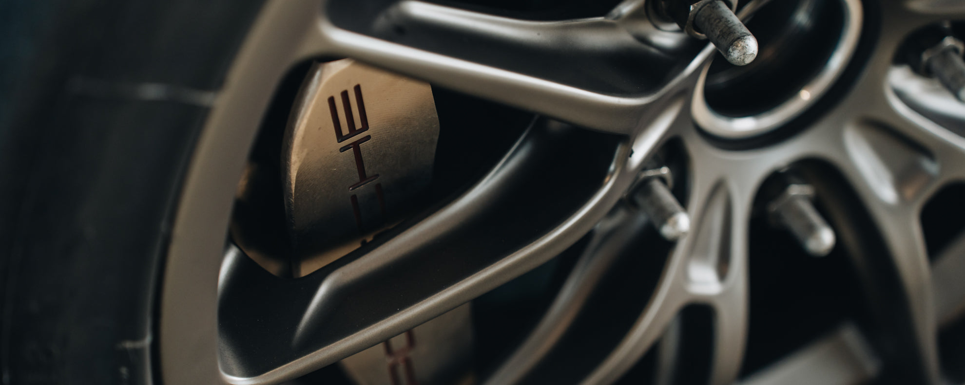 Detailaufnahme Porsche GT4 RS CS silberne Felge mit Bremssattel.