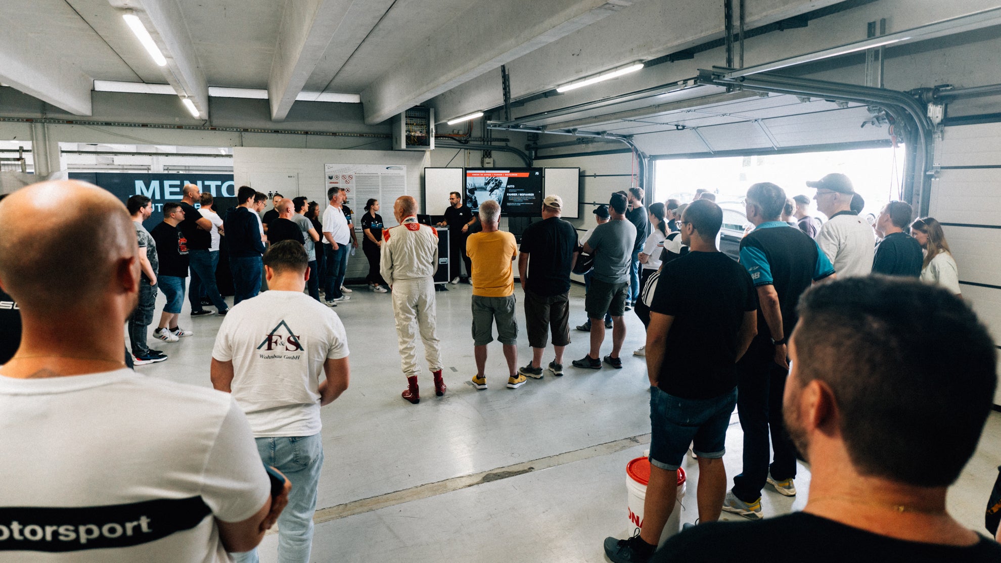 Trackday Briefing in einem Box mit den Teilnehmern der Veranstaltung.