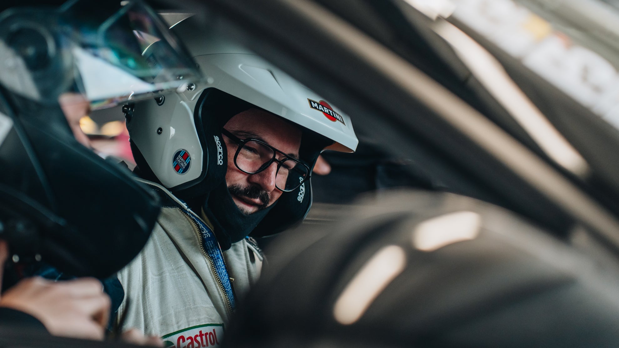 Zwei Fahrer bei einem Trackday in einem Auto.