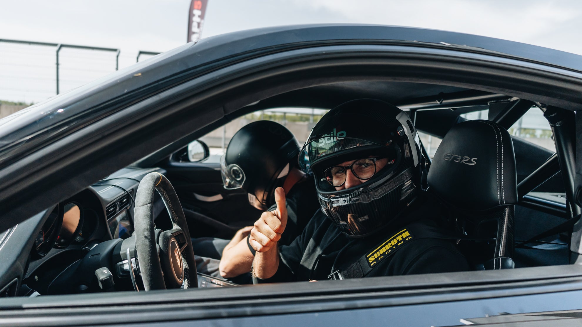 Trackday Coach Pascal Pregizer bei einem Motorsport Coaching in einem Porsche 991 GT3 RS.