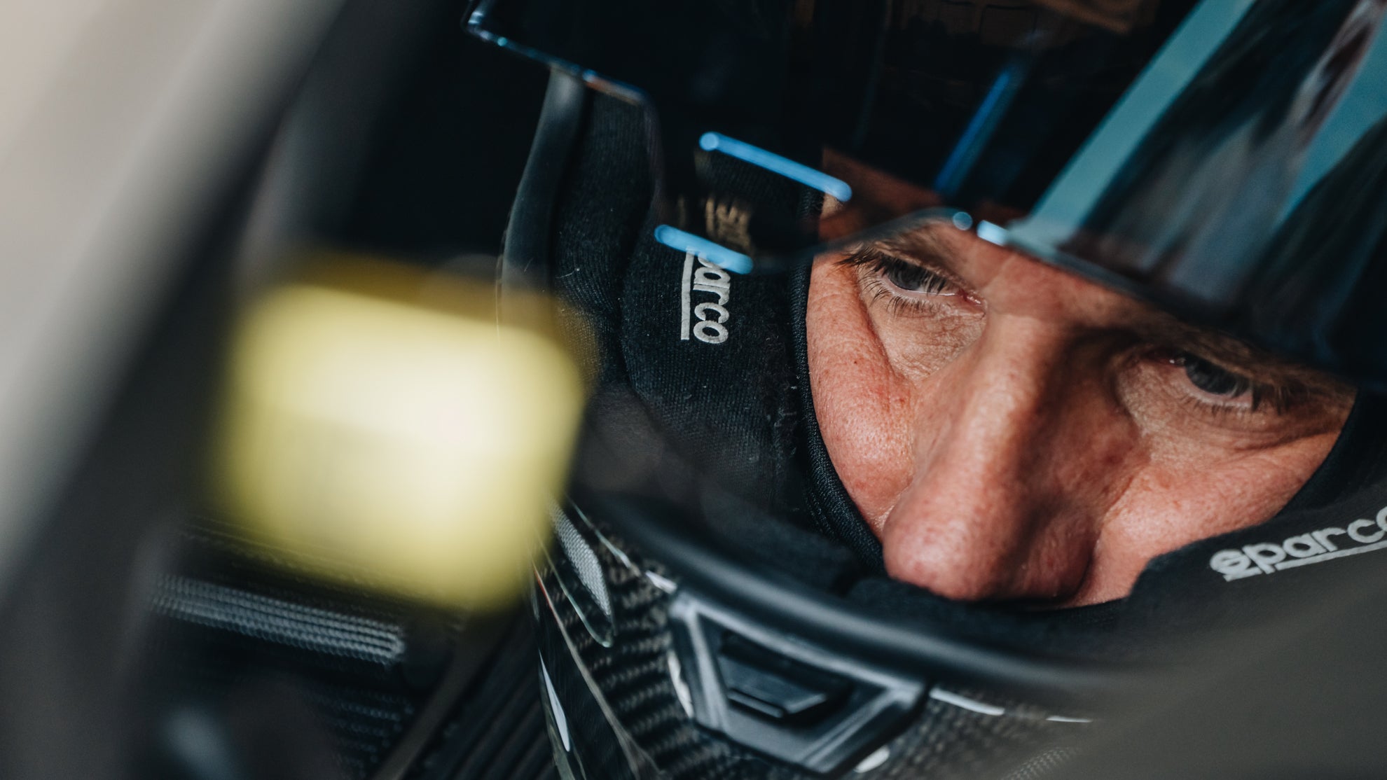Konzentrierter Fahrer kurz vor dem Start mit einem Carbon-Helm.