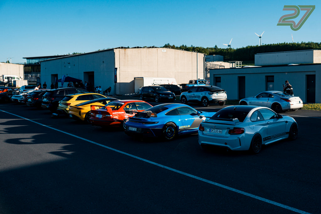 portwagen wie Porsche 911 GT3, BMW M2 und BMW E46 im Fahrerlager beim TWENTYSEVEN Trackday am Bilster Berg