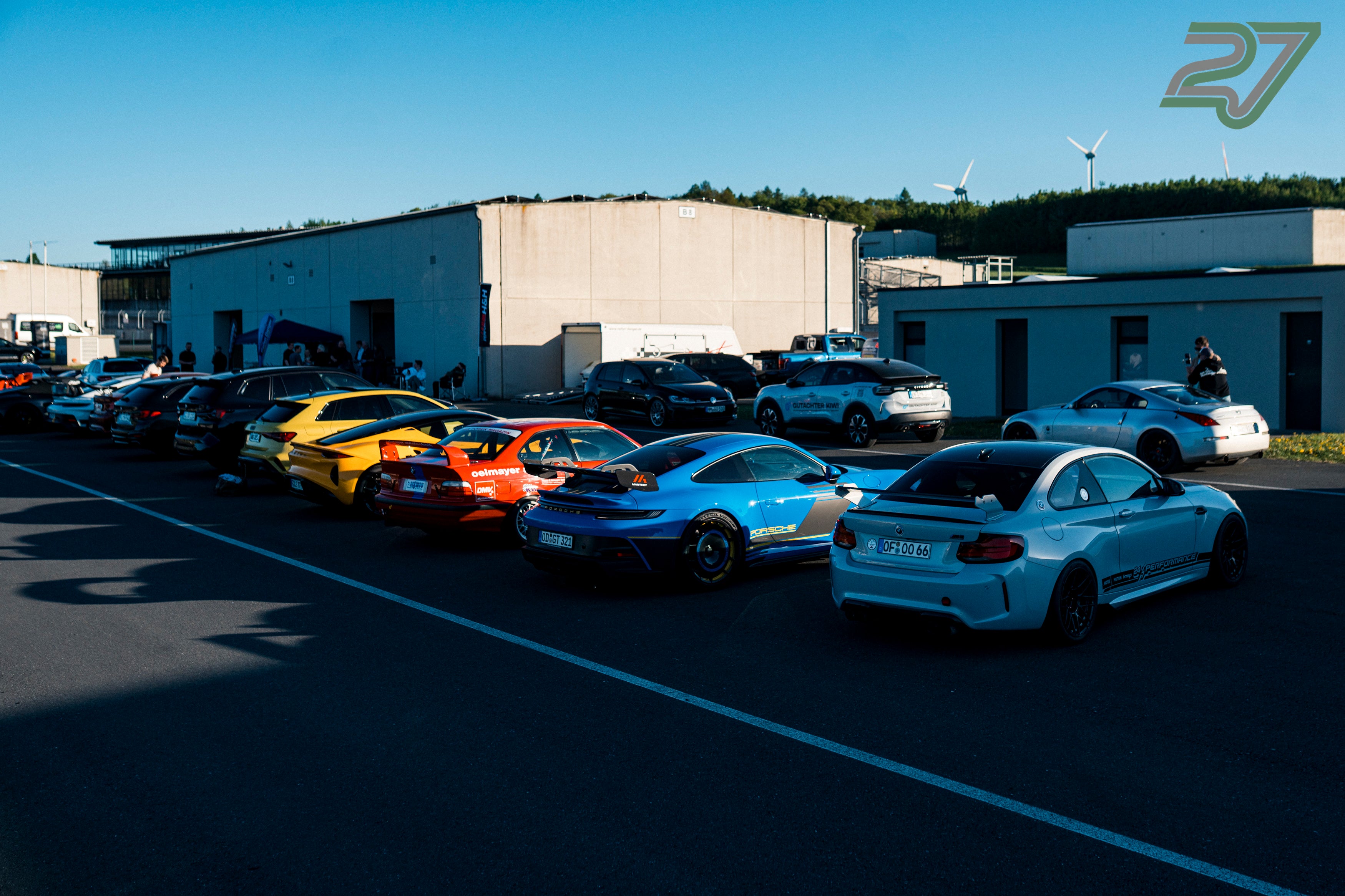 portwagen wie Porsche 911 GT3, BMW M2 und BMW E46 im Fahrerlager beim TWENTYSEVEN Trackday am Bilster Berg